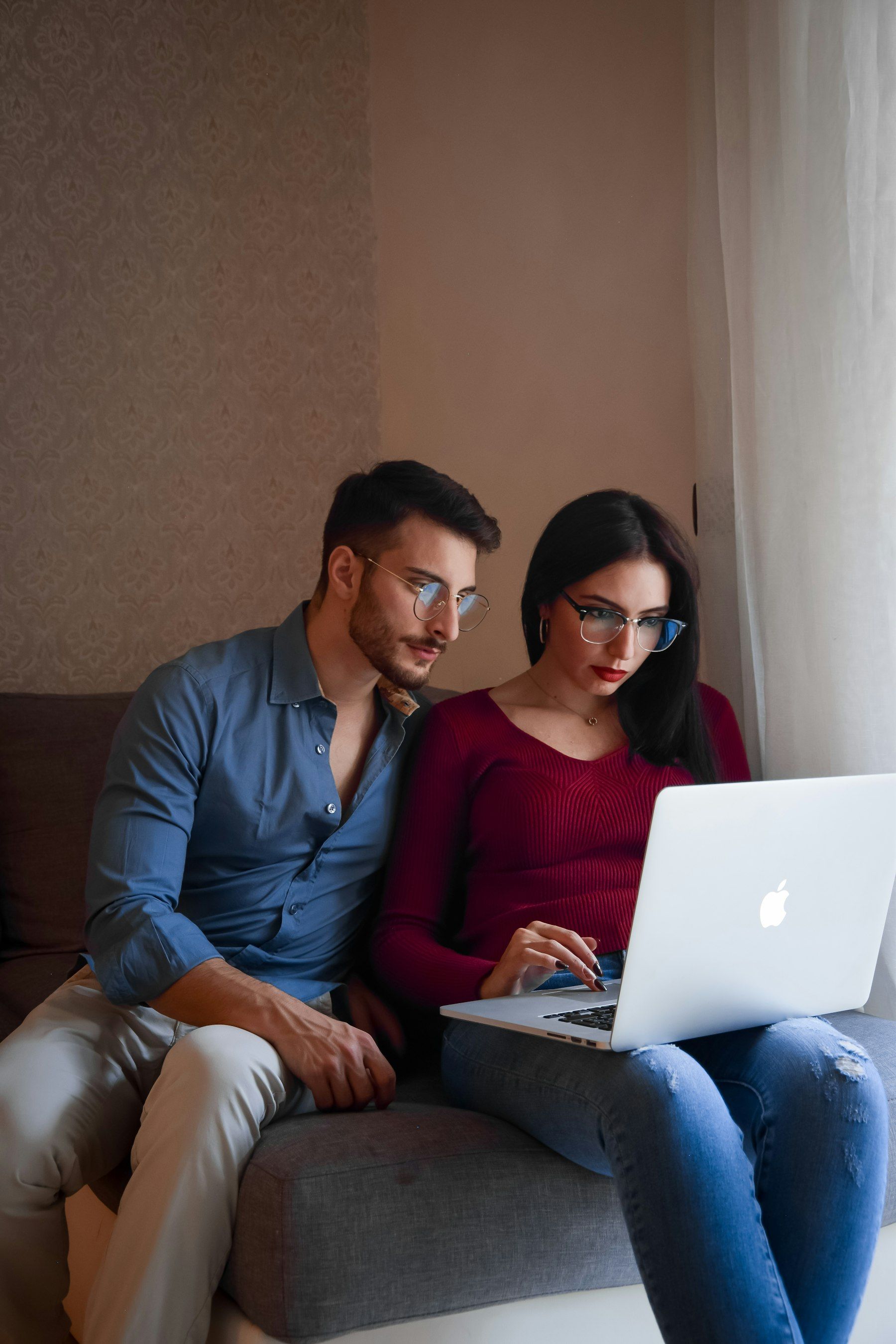 Ein Paar rechnet gemeinsam am Laptop